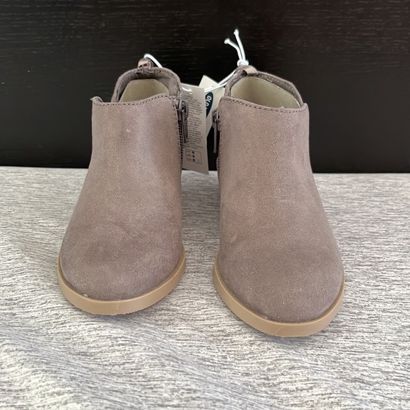 𝅺Old Navy size 10 toddler bootie new with tags in light grey suede. - Picture 4 of 6